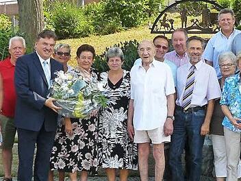Landrat Klaus Peter Söllner gratulierte Waltraud und Georg Dumler zur Diamantenen Hochzeit, die im Kreise der großen Familie und vieler Freunde gefeiert wurde. Foto: Klaus-Peter Wulf
