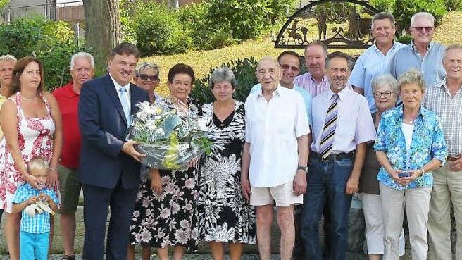 Landrat Klaus Peter Söllner gratulierte Waltraud und Georg Dumler zur Diamantenen Hochzeit, die im Kreise der großen Familie und vieler Freunde gefeiert wurde. Foto: Klaus-Peter Wulf