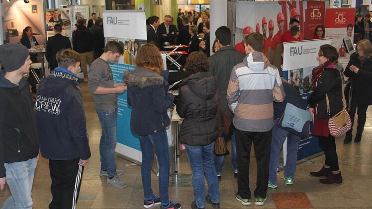 Abitura 2016: Die Schüler konnten sich bei Hochschulen, Firmen, Banken, bei der Agentur für Arbeit, Polizei und Bundeswehr informieren. Foto: Sonja Adam