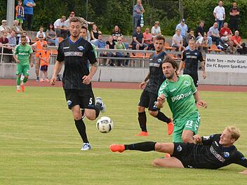 Über den SC Paderborn stolperte Ante Vukusic mit der SpVgg Greuther Fürth bei der 2:3-Testspielniederlage im Sportpark. Foto: Jürgen Schmitt