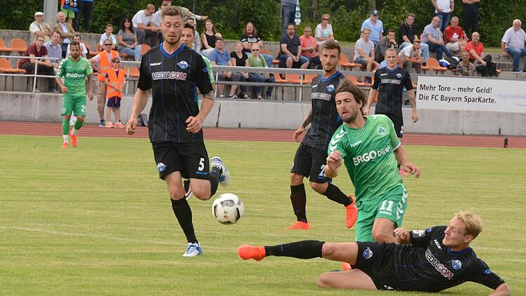 Über den SC Paderborn stolperte Ante Vukusic mit der SpVgg Greuther Fürth bei der 2:3-Testspielniederlage im Sportpark. Foto: Jürgen Schmitt