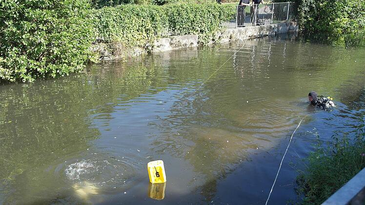 Der Taucher, der nach dem Messer suchte (links, knapp unter der Wasseroberfläche), wird ständig per Leine gesichert.