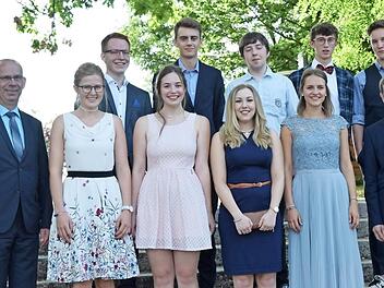 Die Abiturienten der Rudolf-Steiner-Schule zusammen mit Schulleiter Hans-Joachim Döhner und Bernd Jakob, dem Schulleiter des Ernestinums.  Foto: Daniela Pondelicek
