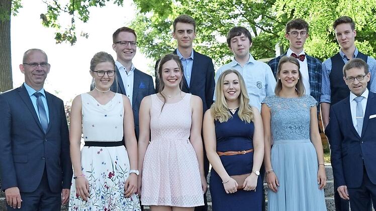 Die Abiturienten der Rudolf-Steiner-Schule zusammen mit Schulleiter Hans-Joachim Döhner und Bernd Jakob, dem Schulleiter des Ernestinums.  Foto: Daniela Pondelicek