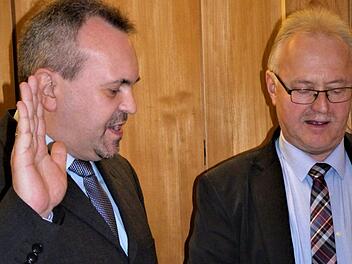 Bürgermeister Hans Tischhöfer (r.)  vereidigte Heinrich Günther  als nachrücker im Marktgemeinderat.Werner Reißaus