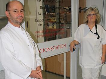 Bernd Seese mit Schwester Gerda vor der Infektionsstation. Hinter dieser Tür müssen die beiden Schutzkleidung tragen. Foto: Susanne Will