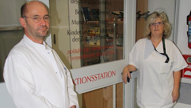 Bernd Seese mit Schwester Gerda vor der Infektionsstation. Hinter dieser Tür müssen die beiden Schutzkleidung tragen. Foto: Susanne Will