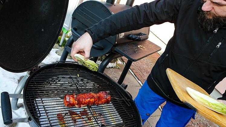 .... und ab auf den Grill.    Foto: Matthias Hoch