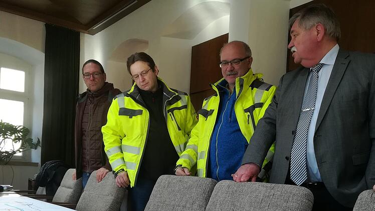 Im Rathaus  werfen  Joachim Perleth, Knut Kettel, Pius Schmelzer und  Bürgermeister Max-Dieter Schneider einen Blick auf den Liegenschaftsplan.Daniela Becht-Zwetkov