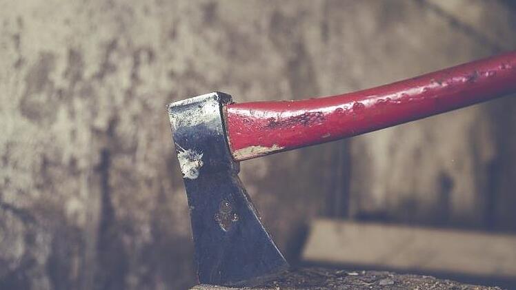 Tödliche Verbrennungen hat sich ein 77 Jahre alter Mann in seinem Garten in Schrozberg zugezogen. Der Mann war gerade dabei, Hühner und Tauben zu schlachten. Symbolfoto: pixabay