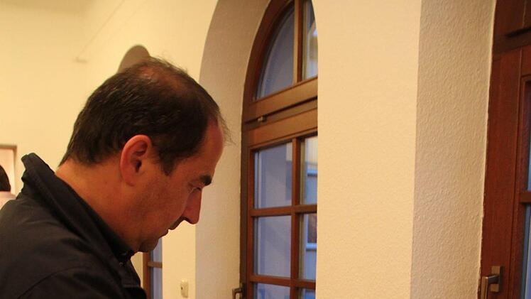 Stadtrat Thomas Eigenbrod blättert im Gedenkbuch, in dem alle Namen der jüdischen Opfer des Nationalsozialismus festgehalten sind. Foto: Ulrike  Müller