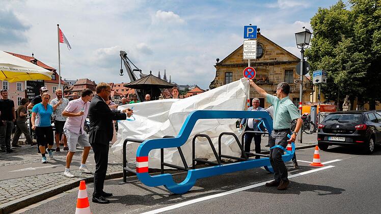 Die Eröffnung des "Car Bike Ports" am Kranen. Im Vordergrund OB Andreas Starke und Andreas Irmisch von der Initiative Radentscheid Bamberg. Foto: Matthias Hoch