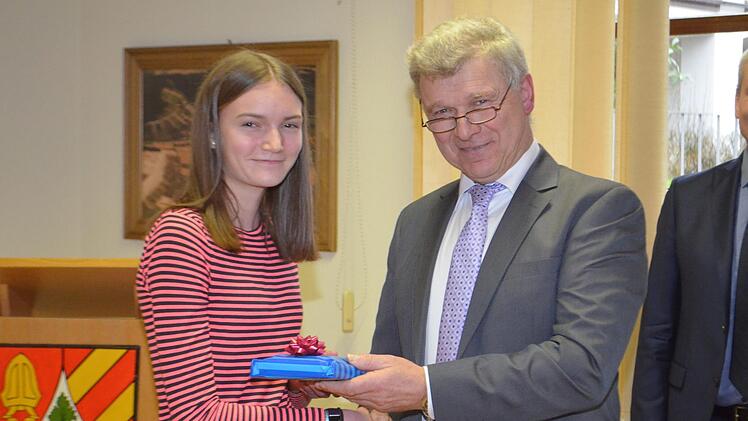 Ausnahmetalent im Hochsprung: Samantha Albert vom SV Ramsthal mit Bürgermeister Gündling.