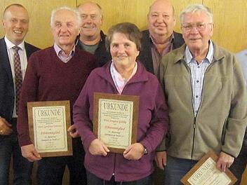 Die neuen Ehrenmitglieder des SC Rennsteig Steinbach mit dem Bürgermeister und den Verantwortlichen des Vereins (v. li.): Bgm. Thomas Löffler, Gottfried Schirmer, 2. Vorsitzender Klaus Neubauer, Irmgard Gohlke, Jürgen Straßner, Ewald Gohlke und Vorsitzender Daniel Scherbel  Foto: kln