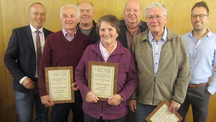 Die neuen Ehrenmitglieder des SC Rennsteig Steinbach mit dem Bürgermeister und den Verantwortlichen des Vereins (v. li.): Bgm. Thomas Löffler, Gottfried Schirmer, 2. Vorsitzender Klaus Neubauer, Irmgard Gohlke, Jürgen Straßner, Ewald Gohlke und Vorsitzender Daniel Scherbel  Foto: kln