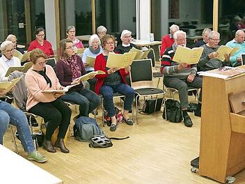 Die Proben unter Leitung von Dekanatskantor Marius Popp - wie hier im evangelischen Gemeindehaus in Kronach - befinden sich in der finalen Phase.  Foto: Heike Schülein