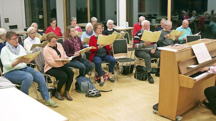 Die Proben unter Leitung von Dekanatskantor Marius Popp - wie hier im evangelischen Gemeindehaus in Kronach - befinden sich in der finalen Phase.  Foto: Heike Schülein