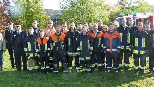 Die Wehren aus Kauerndorf und Untersteinach legten erstmals gemeinsam das Leistungsabzeichen Wasser ab. Unser Bild zeigt die erfolgreichen Floriansj&uuml;nger mit den B&uuml;rgermeistern Volker Schmiechen (links) und Stephan Heckel-Michel (Zweiter von rechts) sowie den Schiedsrichtern. Foto: Werner Oetter