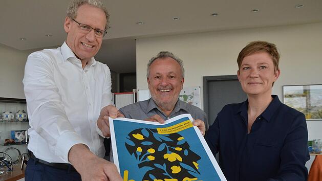 Das Thema des Kulturfestivals von 2020 hat Judith Jochmann (r.)  in dieses Jahr verschoben. Mit Kollege Helmut Biehler und  B&uuml;rgermeister German Hacker (SPD) pr&auml;sentierte sie den Flyer.Bernhard Panzer