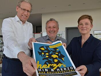 Das Thema des Kulturfestivals von 2020 hat Judith Jochmann (r.)  in dieses Jahr verschoben. Mit Kollege Helmut Biehler und  Bürgermeister German Hacker (SPD) präsentierte sie den Flyer.Bernhard Panzer