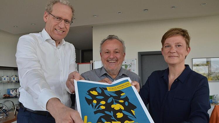 Das Thema des Kulturfestivals von 2020 hat Judith Jochmann (r.)  in dieses Jahr verschoben. Mit Kollege Helmut Biehler und  Bürgermeister German Hacker (SPD) präsentierte sie den Flyer.Bernhard Panzer