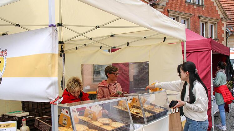 Es gab S&uuml;&szlig;es und Deftiges zu kaufen. Foto: Romy Denk