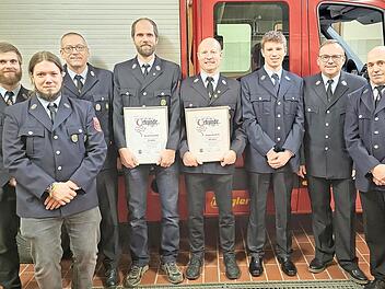 Ehrungen und Neuwahlen standen bei der Freiwilligen Feuerwehr Roth a. d. Saale an: (von links) Philipp Schmitt, Sven-Lukas Fechler (beide Gerätewarte), 1. Kommandant und Schriftführer Timo Hildmann, Daniel Schmitt (25 Jahre), Armin Benkert (40 Jah...