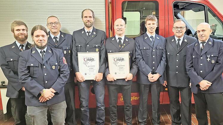 Ehrungen und Neuwahlen standen bei der Freiwilligen Feuerwehr Roth a. d. Saale an: (von links) Philipp Schmitt, Sven-Lukas Fechler (beide Gerätewarte), 1. Kommandant und Schriftführer Timo Hildmann, Daniel Schmitt (25 Jahre), Armin Benkert (40 Jah...