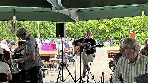 Singer-Songwriter J&ouml;rg Kemp spielte am Pretzfelder Keller auf.