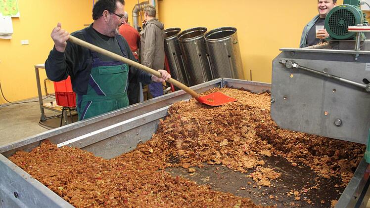 Andreas Ettenauer kümmert sich um die Pressrückstände. Rechts hinten, Peter Schuhmann, der sich um die Internet-Seite zur Terminreservierung kümmert.