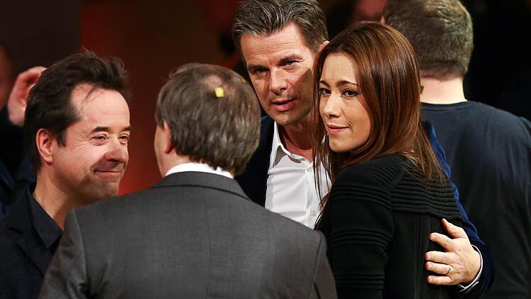 Moderator Markus Lanz (2.v.r.), seine Frau Angela und der Sänger und Schauspieler Jan Josef Liefers stehen am 13.12.2014 nach der 215. ZDF-Show "Wetten, dass..?" in Nürnberg (Bayern) auf der Bühne. Der Showklassiker wird nach fast 34 Jahren eingestellt. Foto: David Ebener/dpa