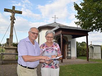Angela Metz und Elmar Brehm organisieren die Andacht in der Siebenschmerz-Anlage. Seit über 25 Jahren findet diese am Kirmesmontag statt, bei schlechtem Wetter im Festzelt. Foto: Kathrin Kupka-Hahn