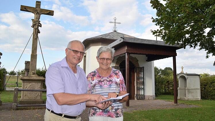 Angela Metz und Elmar Brehm organisieren die Andacht in der Siebenschmerz-Anlage. Seit über 25 Jahren findet diese am Kirmesmontag statt, bei schlechtem Wetter im Festzelt. Foto: Kathrin Kupka-Hahn