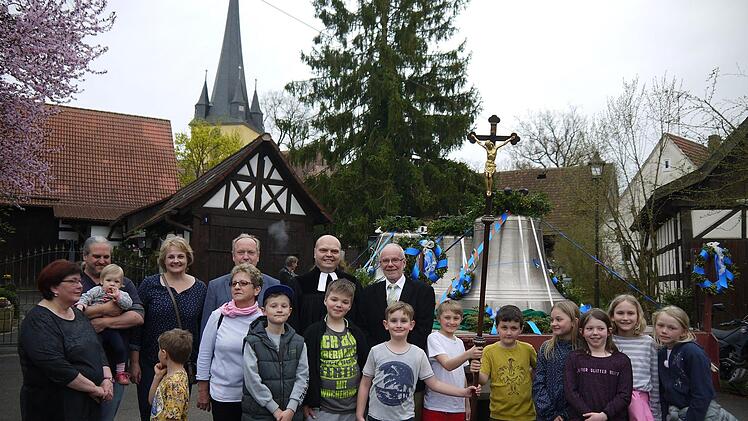 In Gleußen standen viele Menschen an der Straße, um die Ankunft der neuen Glocken für die evangelische Kirchengemeinde  live mitzuerleben. Nach Pfingsten wird das neue Geläut erstmals zu hören sein.Berthold Köhler