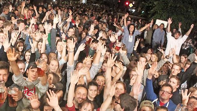 Wegen des Altstadtfests wird der Staffelsteiner Stadtkern in den n&auml;chsten Tagen gesperrt. Das Bild entstand im vergangenen Jahr beim Auftritt von "Radspitz" auf dem Marktplatz. Foto: Matthias EInwag