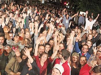 Wegen des Altstadtfests wird der Staffelsteiner Stadtkern in den nächsten Tagen gesperrt. Das Bild entstand im vergangenen Jahr beim Auftritt von "Radspitz" auf dem Marktplatz. Foto: Matthias EInwag