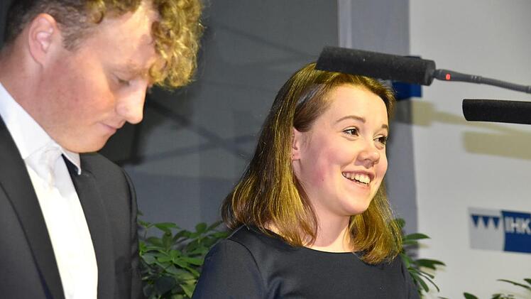 Lukas K&uuml;fner und Amelie Brehm hielten die Abschlussrede der Absolventen. Foto: Uschi Prawitz