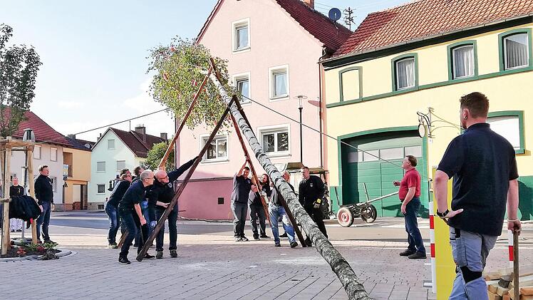 Die Reservistenkameradschaft Oberthulba stellte den Maibaum auf dem Marktplatz auf.