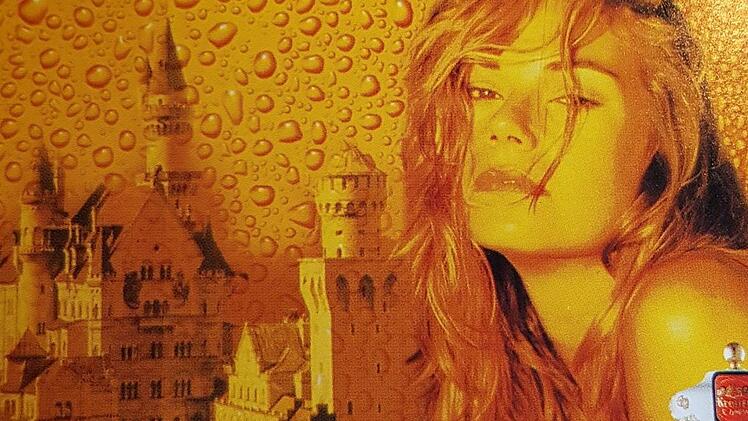 Schloss Neuschwanstein, eine mutmaßlich angetrunkene Blondine: Auf asiatischen Werbeplakaten werden Deutschland-Klischees bedient.