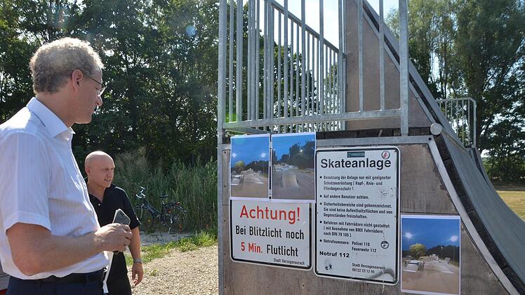 Fotos zeigten beim Ortstermin die Leuchtkraft in der Dunkelheit.
