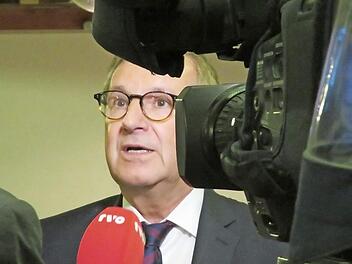 Geduldig stand Jan Hofer vor seiner Abendveranstaltung den Kollegen von der Presse Rede und Antwort. Foto: Monika Schütz
