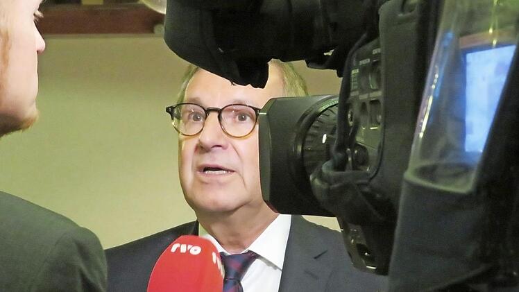 Geduldig stand Jan Hofer vor seiner Abendveranstaltung den Kollegen von der Presse Rede und Antwort. Foto: Monika Schütz