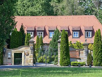 Was geschah hinter den Mauern der Seniorenresidenz Schloss Gleusdorf (hier ein Nebengebäude)? Das Landgericht in Bamberg hörte weitere Zeugen. Ronald Rinklef