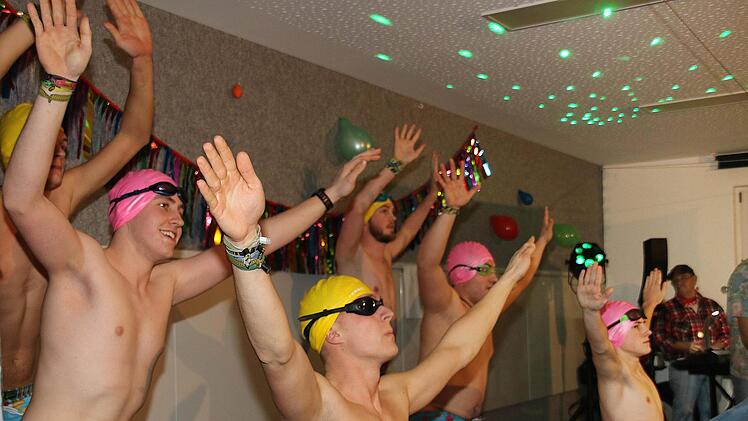 Wasserballett, allerdings ohne Wasser, boten diese acht strammen jungen  Männer. Foto: Dieter Britz