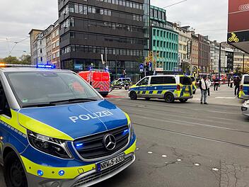 Polizei schießt auf belebter Einkaufstraße auf bewaffneten Mann