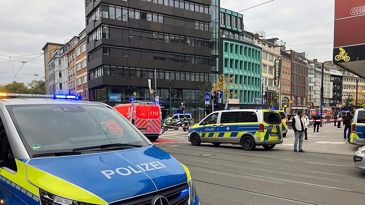 Polizei schießt auf belebter Einkaufstraße auf bewaffneten Mann