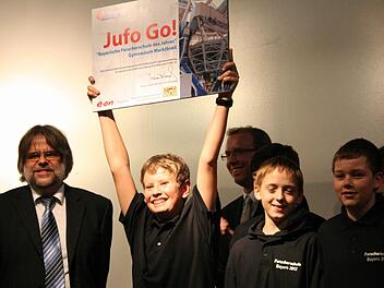 Der große Moment: Florian Schwegler hält die Auszeichnung hoch, die ihm Jochen Dotterweich, der Manager des Sponsorpools, stellvertretend für alle Schüler und Lehrer des Gymnasiums überreicht hat. Fotos: Sabine Paulus