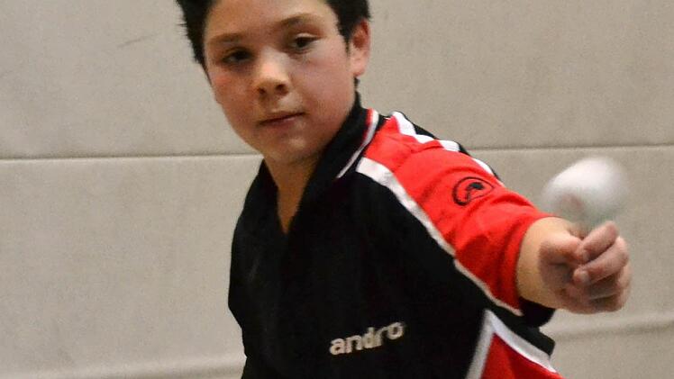Lukas Faßmann markierte zwei Punkte beim 8:4-Sieg seines TV Etwashausen in der 1. Tischtennis-Bezirksliga Jungen im Derby gegen den TV Ochsenfurt. Foto: Krumpholz