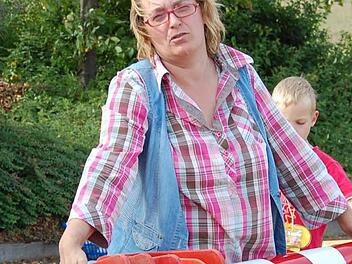 Immer fleißig mit ihren Helfern ist die Vorsitzende Margot Schottdorf. Sie organisiert nicht nur im Gartenbauverein das Ferienprogramm, sondern kümmert sich auch um das Ferienprogramm mit den übrigen Ortsvereinen. Dabei packt sie selbst gerne mit an.  Foto: Günther Straub