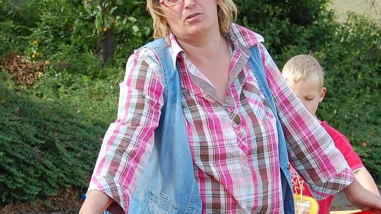 Immer fleißig mit ihren Helfern ist die Vorsitzende Margot Schottdorf. Sie organisiert nicht nur im Gartenbauverein das Ferienprogramm, sondern kümmert sich auch um das Ferienprogramm mit den übrigen Ortsvereinen. Dabei packt sie selbst gerne mit an.  Foto: Günther Straub